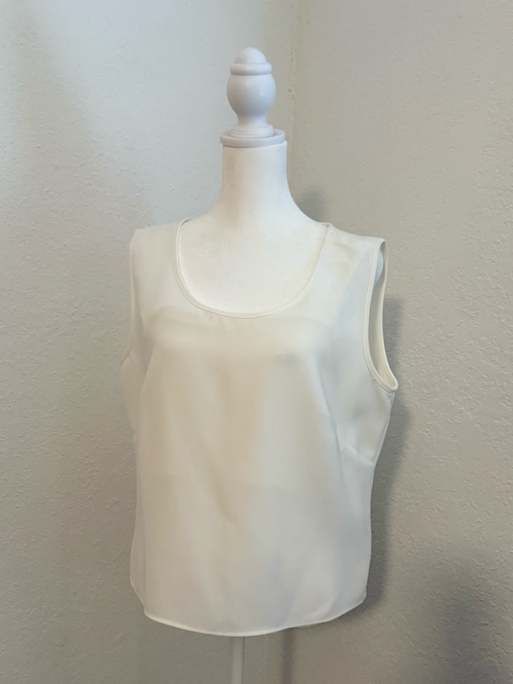 Danny & Nicole Cream Scoop Neck Sleeveless Top